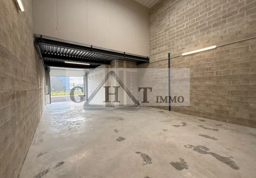 Industrial in Saint-Pierre-du-Perray for lease - Interior Photo - Image 1 of 4