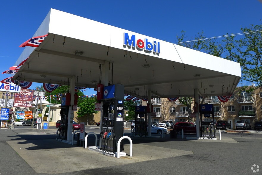 70-03 Myrtle Ave, Glendale, NY for lease - Building Photo - Image 2 of 38