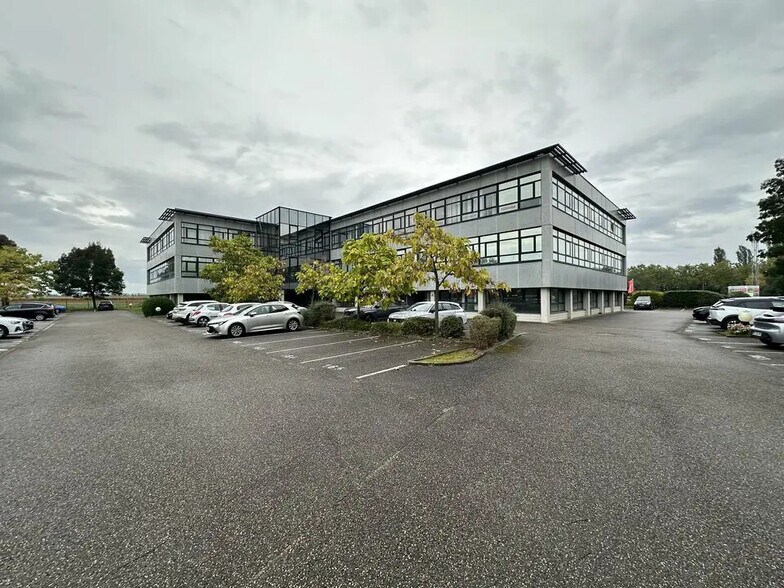 Office in Entzheim for lease - Building Photo - Image 1 of 7