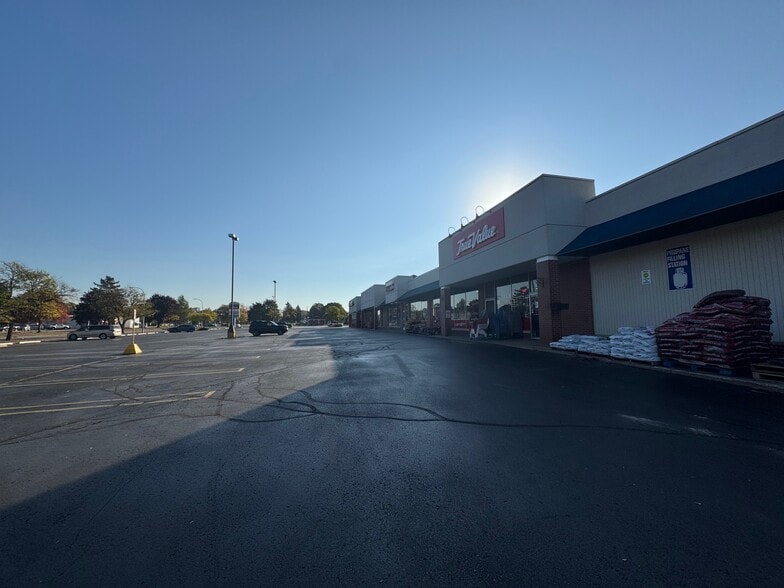 33503-33533 5 Mile Rd, Livonia, MI for sale - Building Photo - Image 2 of 9