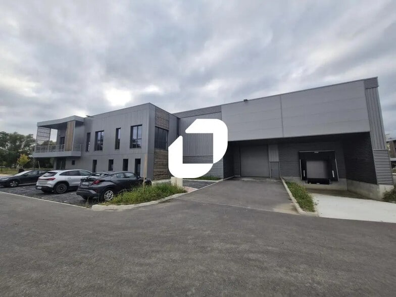 Flex in Courtry for lease - Building Photo - Image 1 of 11