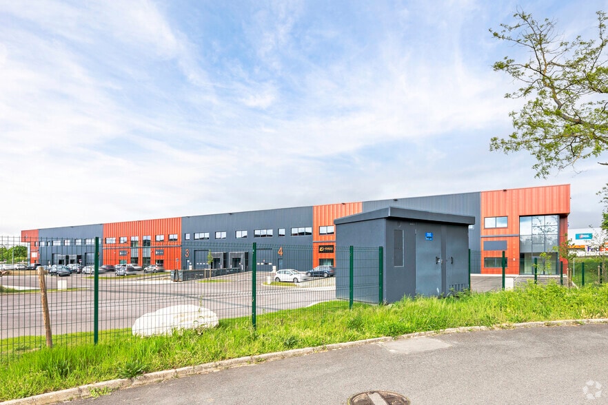 Flex in Saint-Ouen-l'Aumône for lease - Primary Photo - Image 1 of 2