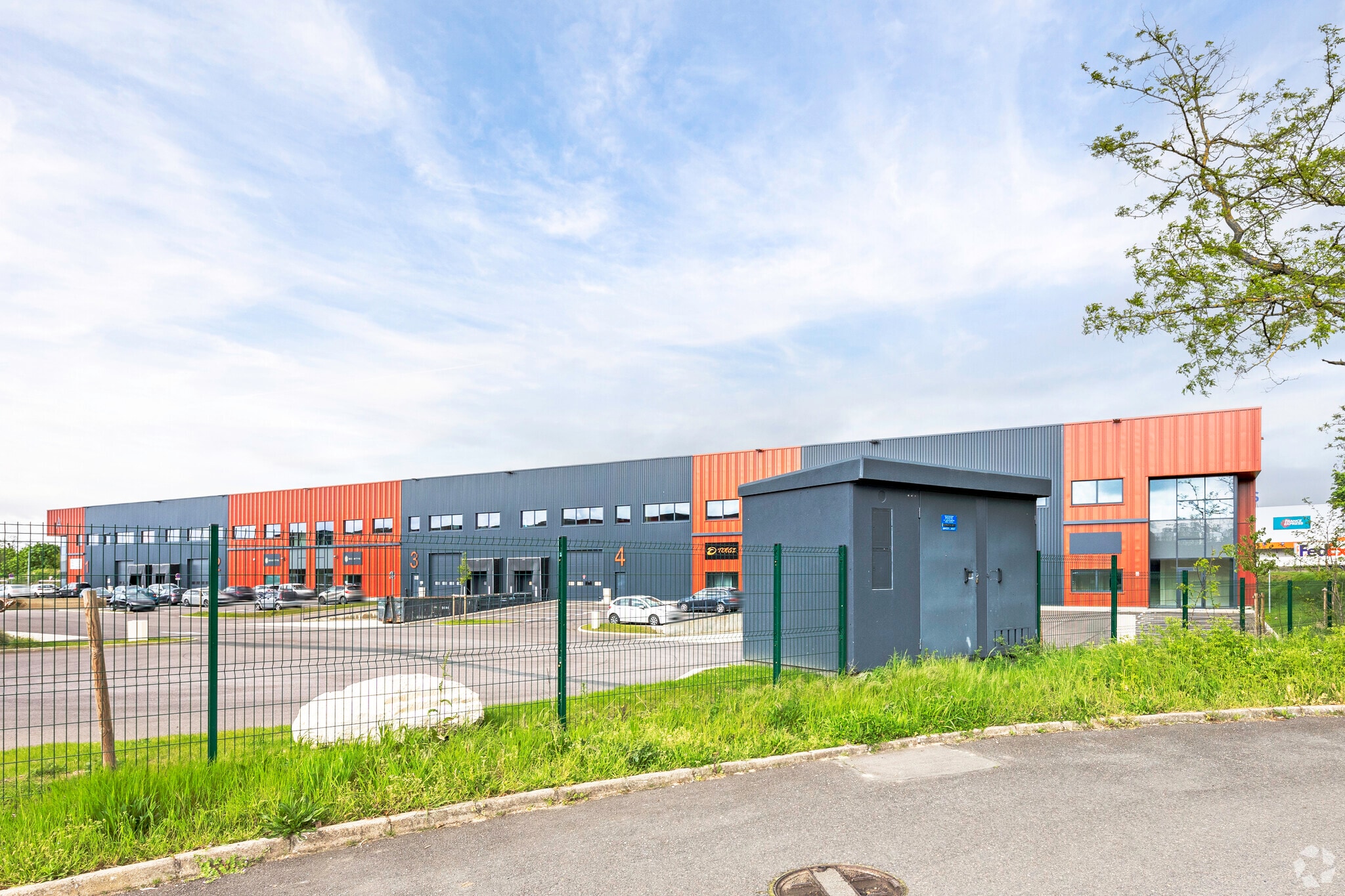 Flex in Saint-Ouen-l'Aumône for lease Primary Photo- Image 1 of 3