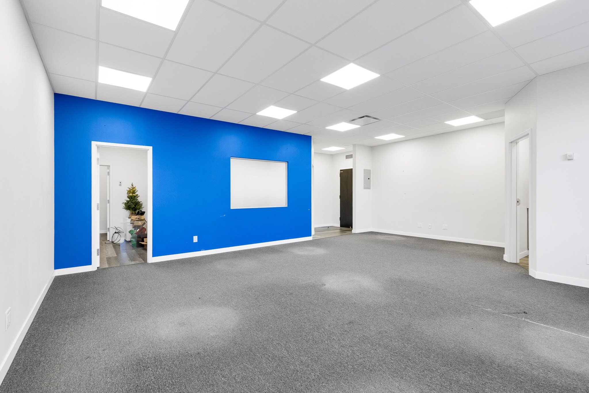 5843-5847 Ch De La Côte-Des-Neiges, Montréal, QC for lease Interior Photo- Image 1 of 8