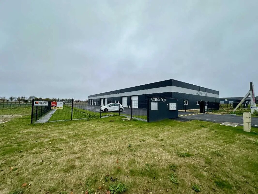 Flex in Saint-Léonard for lease Building Photo- Image 1 of 6