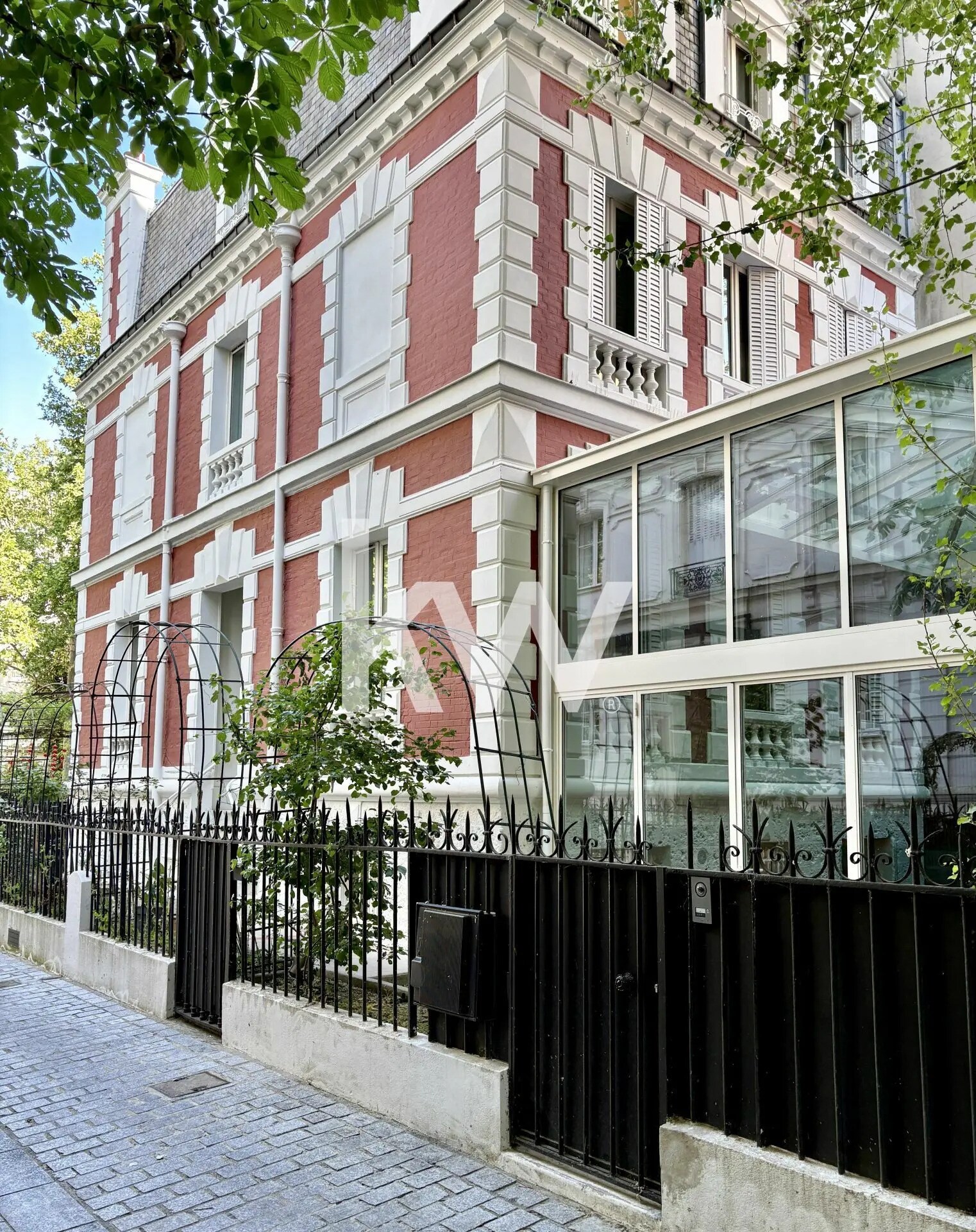 Office in Paris for sale Building Photo- Image 1 of 6