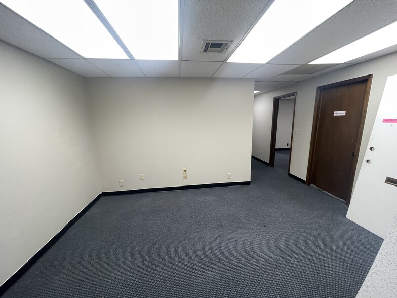 3801 NW 63rd St, Oklahoma City, OK for lease - Interior Photo - Image 2 of 10