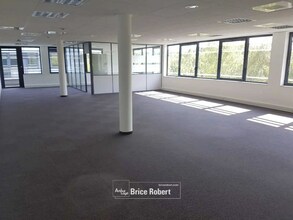Office in Saint-Priest for lease Interior Photo- Image 2 of 8