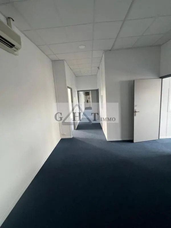 Office in Saint-Ouen-sur-Seine for lease Interior Photo- Image 1 of 12