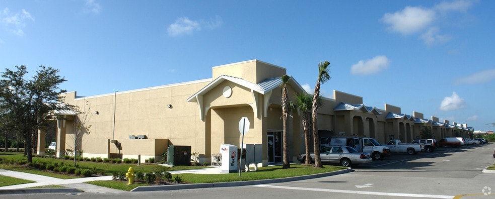 3887 Mannix Dr, Naples, FL for lease - Building Photo - Image 2 of 6