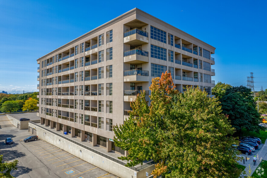 1 Leaside Park Dr, Toronto, ON for lease - Primary Photo - Image 1 of 4