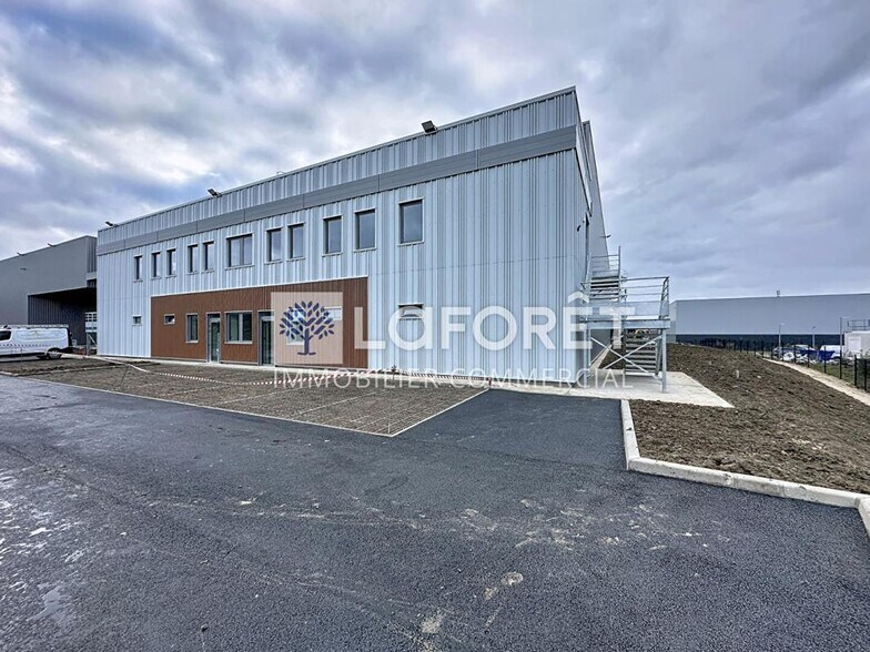 Flex in Frépillon for lease - Building Photo - Image 1 of 7