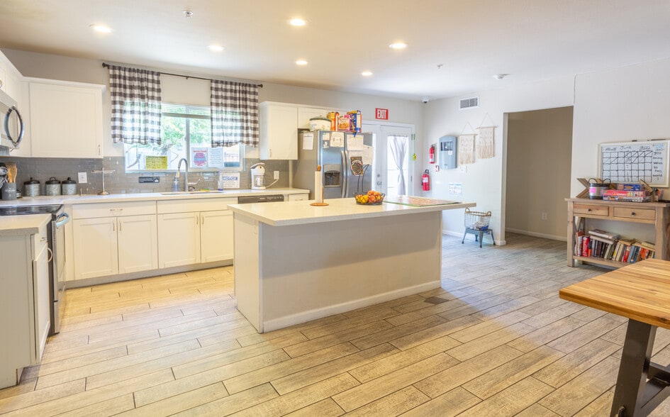 1514 W Bethany Home Rd, Phoenix, AZ for sale - Interior Photo - Image 3 of 9