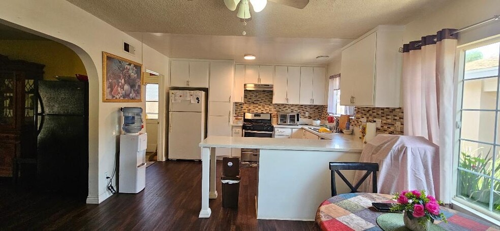 17441 Hiawatha St, Granada Hills, CA for sale - Interior Photo - Image 3 of 9