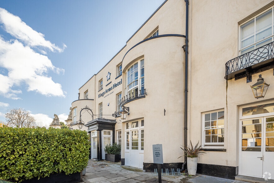 Hampton Court Rd, East Molesey for sale - Building Photo - Image 3 of 7