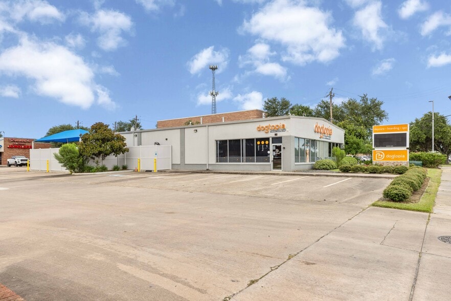 6015 Fairmont Pky, Pasadena, TX for sale - Building Photo - Image 2 of 11