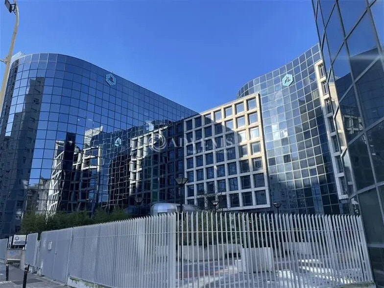 Office in Courbevoie for lease - Building Photo - Image 1 of 12