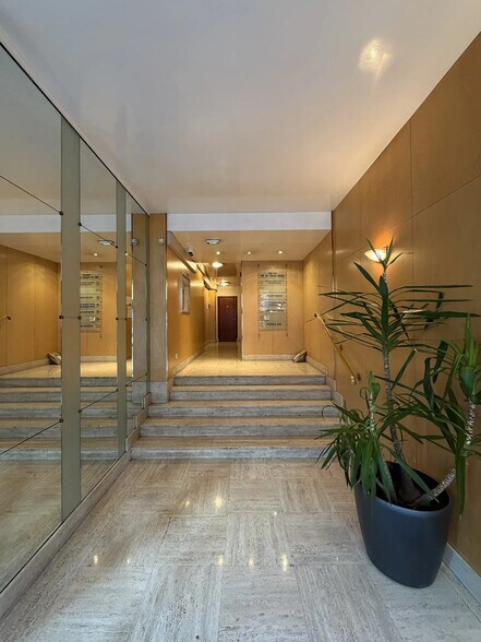 Office in Paris for lease - Lobby - Image 2 of 12
