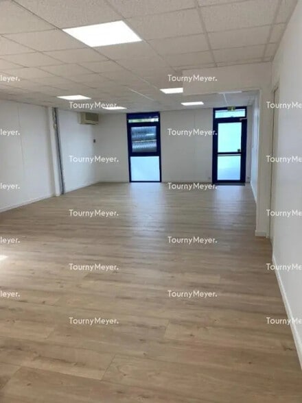 Office in Saint-Jean for lease - Building Photo - Image 3 of 12