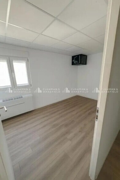 Flex in Benfeld for lease - Interior Photo - Image 3 of 11