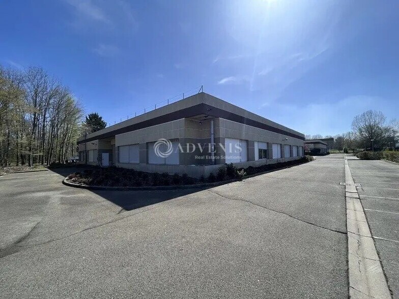 Flex in Trappes for lease - Building Photo - Image 1 of 6