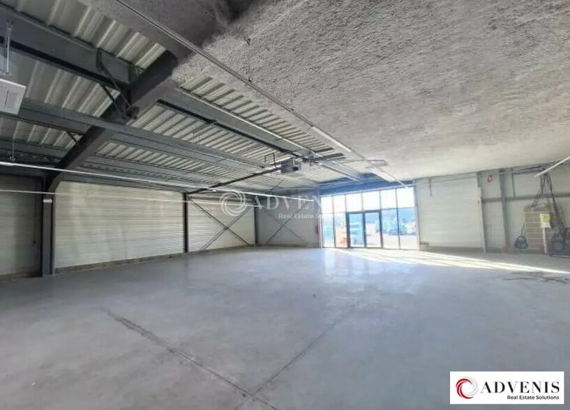 Retail in Langon for lease - Interior Photo - Image 2 of 4