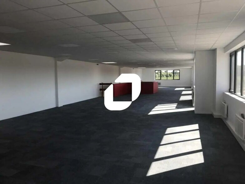 Flex in Saint-Pierre-du-Perray for sale - Interior Photo - Image 3 of 4