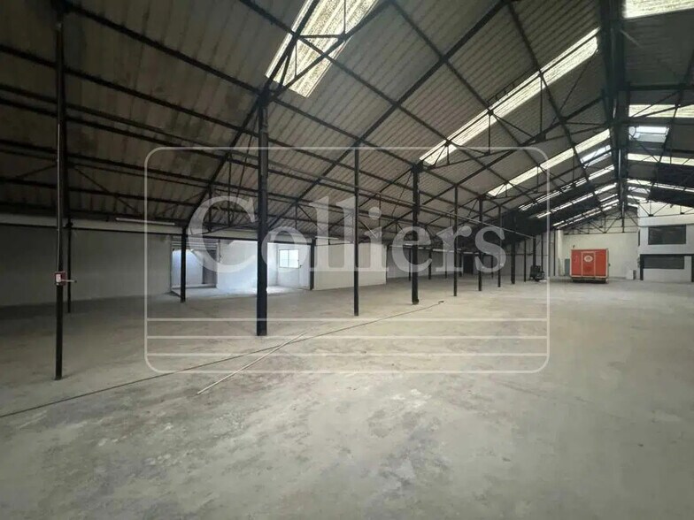 Flex in Marseille for lease - Interior Photo - Image 1 of 9