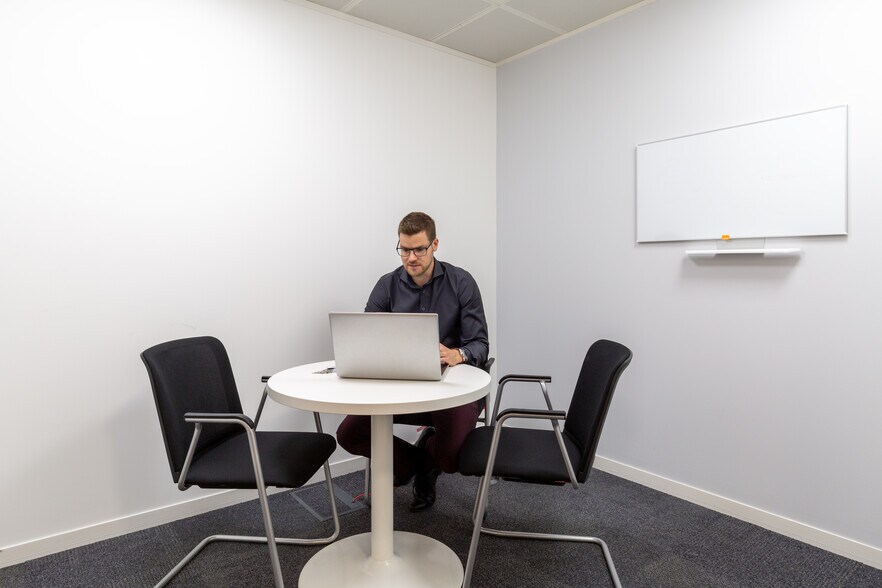 Station Way, Crawley for lease - Interior Photo - Image 2 of 17