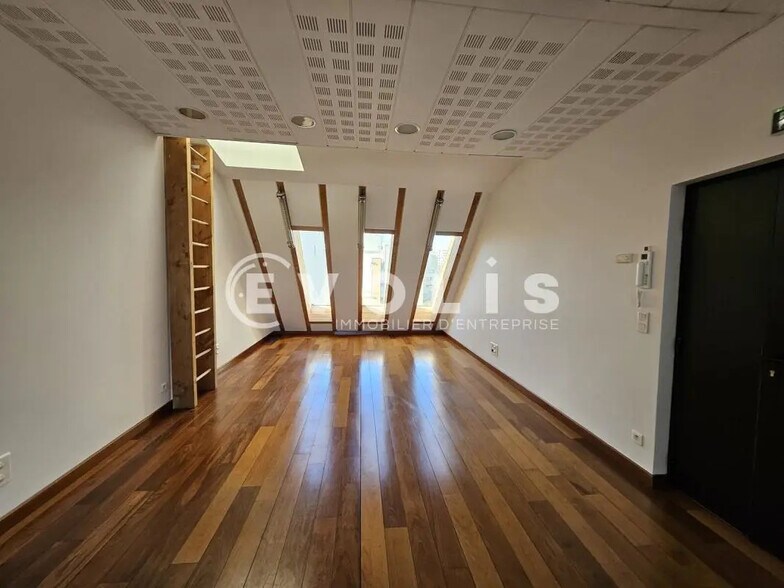 Office in Malakoff for lease - Building Photo - Image 3 of 14