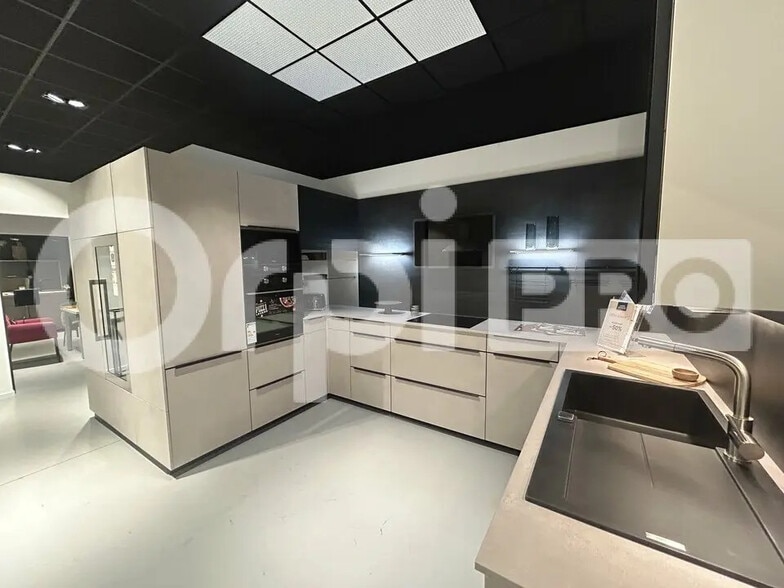 Retail in Anse for lease - Interior Photo - Image 2 of 4