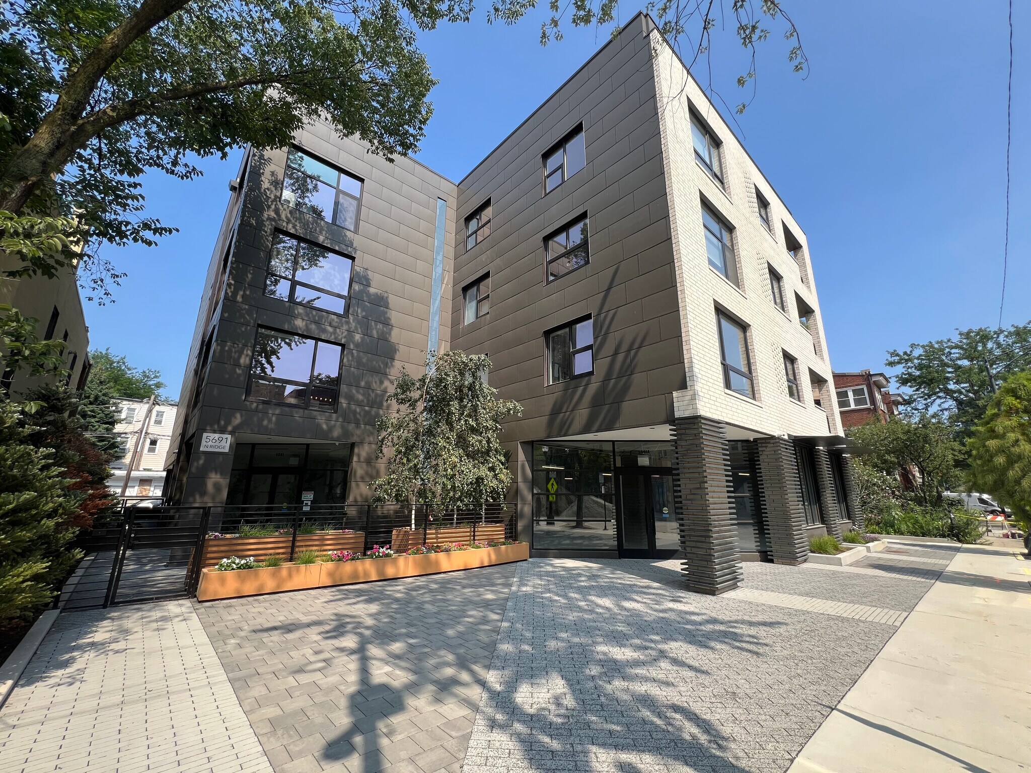 5691 N Ridge Ave, Chicago, IL for lease Building Photo- Image 1 of 4