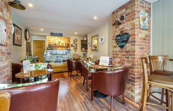 15 Main Rd, Windermere for lease Interior Photo- Image 2 of 8