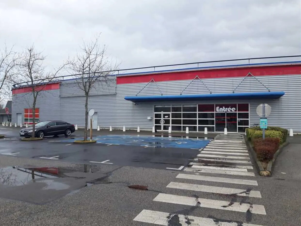 Retail in Maurepas for lease Building Photo- Image 1 of 7