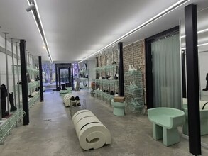 Retail in Paris for lease Interior Photo- Image 2 of 4