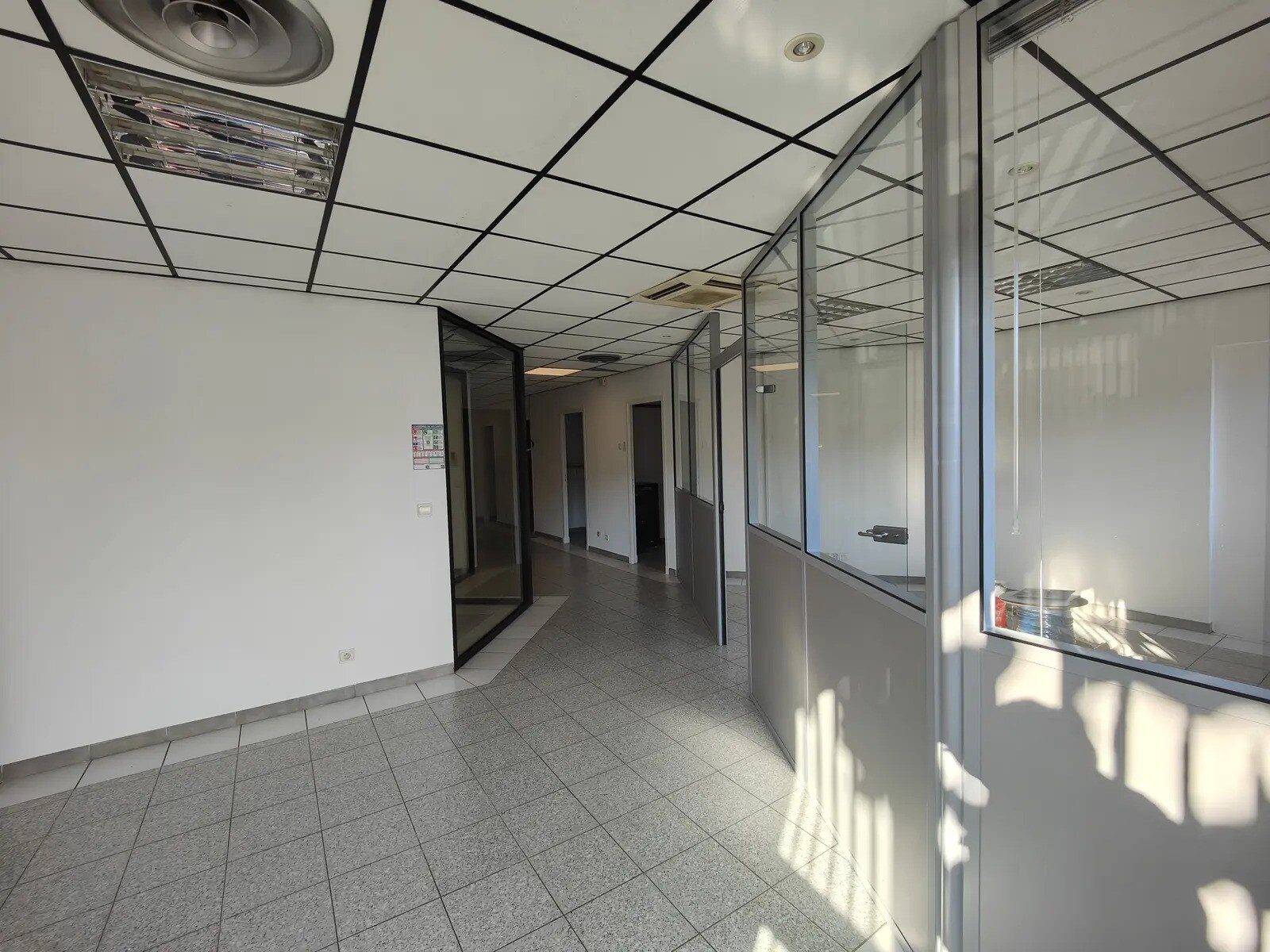 Flex in Mouans-Sartoux for lease Interior Photo- Image 1 of 7