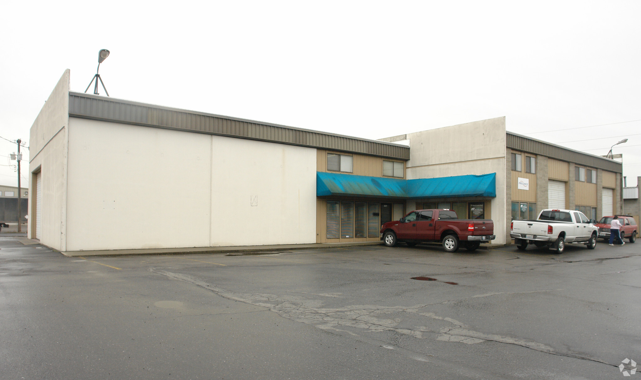 930-934 N Lake Rd, Spokane, WA for lease Primary Photo- Image 1 of 3