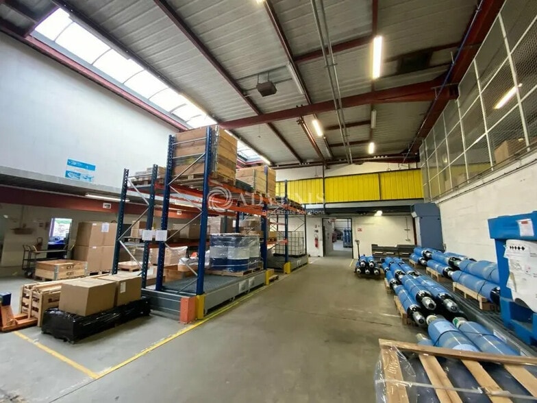 Industrial in Buc for sale - Building Photo - Image 3 of 8