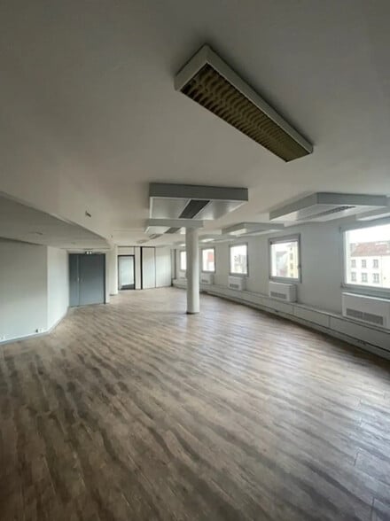 3 Place Charles Hernu, Villeurbanne for sale - Interior Photo - Image 3 of 7