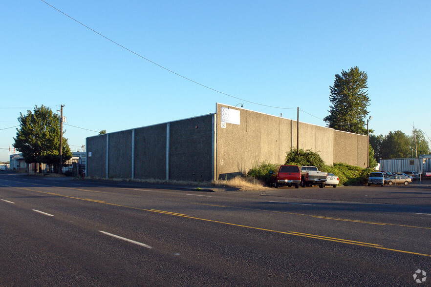 845 NE Columbia Blvd, Portland, OR for lease - Building Photo - Image 2 of 8