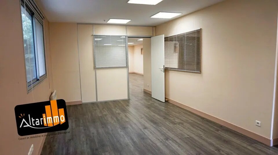 Office in Dreux for lease - Interior Photo - Image 2 of 4
