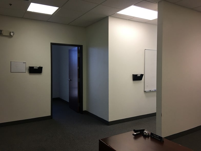 711 Mall Ring Cir, Henderson, NV for lease - Building Photo - Image 2 of 34