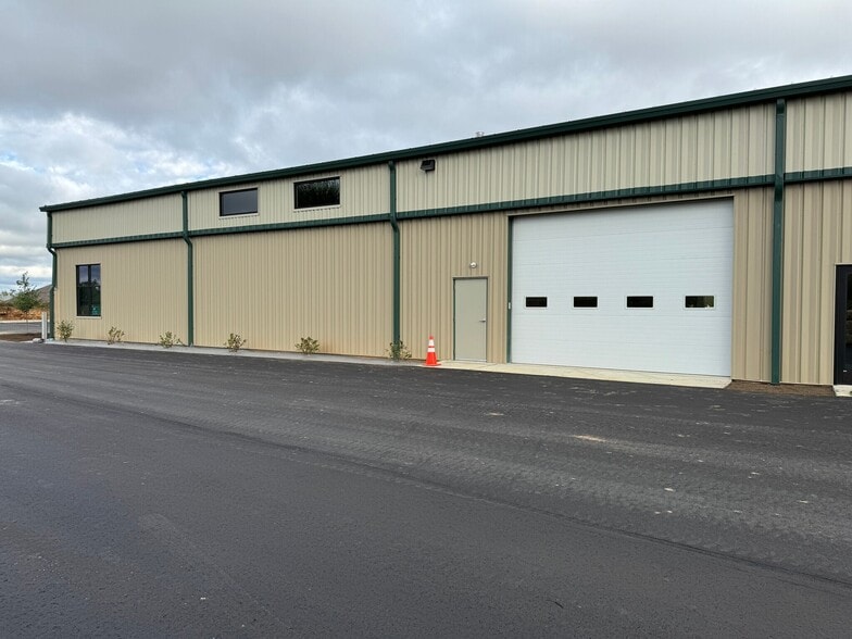 310-316 Locust Dr, Verona, WI for lease - Building Photo - Image 2 of 9