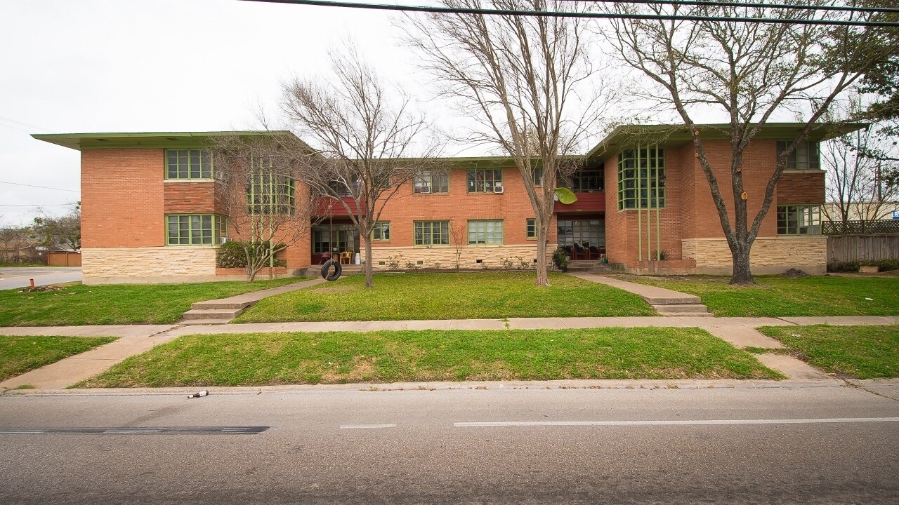 2105 S College Ave, Bryan, TX for sale Primary Photo- Image 1 of 1