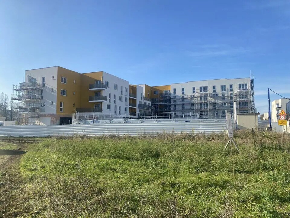 Retail in La Rochette for lease Building Photo- Image 1 of 9