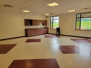 33 Constitution Dr, Hudson, NH for sale Interior Photo- Image 2 of 4