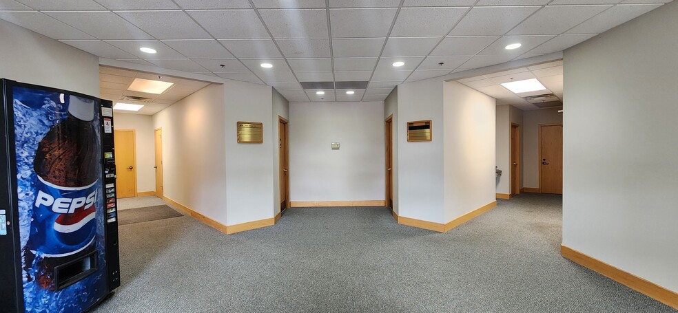 915 Centennial Way, Lansing, MI for lease - Lobby - Image 2 of 5