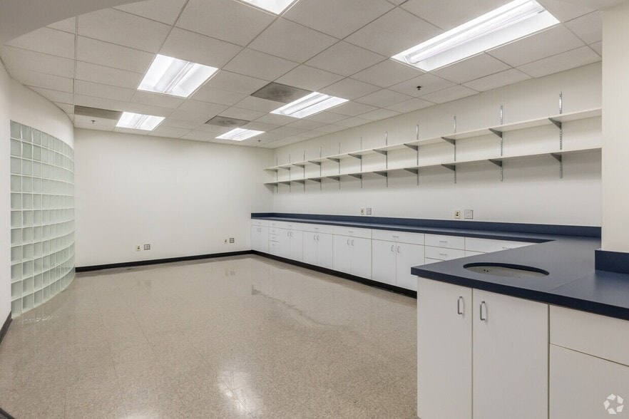 455 Kehoe Blvd, Carol Stream, IL for lease - Building Photo - Image 3 of 6