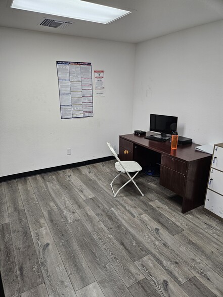 9555 Owensmouth Ave, Chatsworth, CA for lease - Interior Photo - Image 2 of 11