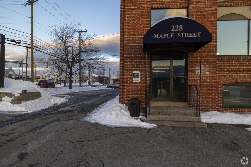 228 Maple St, Manchester, NH for lease - Building Photo - Image 3 of 5